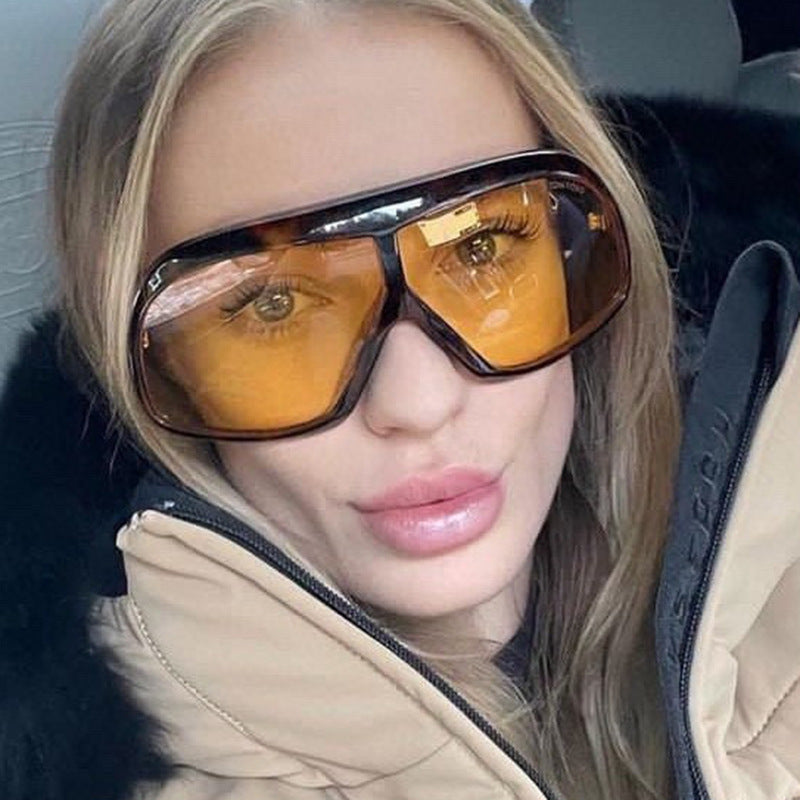 One-Piece Wraparound Oversized Sunglasses – Trendy, Versatile Shades with a Sleek Modern Look
